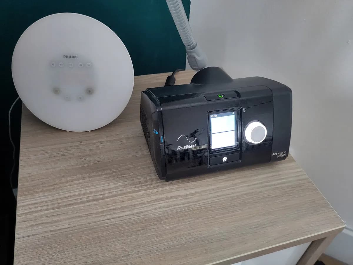 Çarpayı yanındakı stolda CPAP aparatı və nəmləndirici