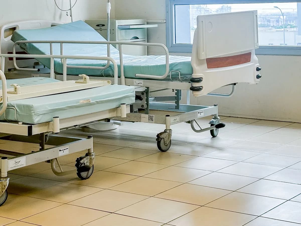 Palatada elektrik tənzimləmə ilə tibbi çarpayılar